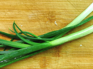 14、奶白鲫鱼豆腐汤,小葱洗干净。