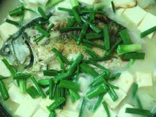 16、奶白鲫鱼豆腐汤,放入鱼汤中煮开即可。