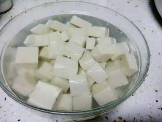 1、麻婆豆腐,豆腐切小方块，放入水中浸泡（可放少许盐）。