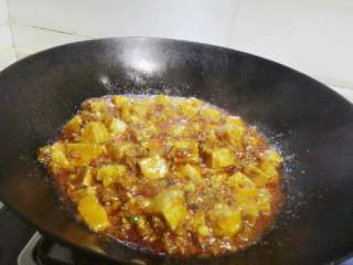 3、麻婆豆腐,兑入芡汁，撒入葱花和适量花椒粉，略翻炒一下即可出锅。