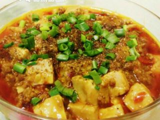4、麻婆豆腐,Ps.也可以最后出锅装盘后才洒的一层花椒粉,再撒上葱花装盘更加漂亮。