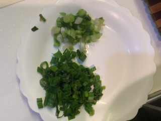 2、鸡蛋西红柿打卤面,葱花切粒，葱头切粒