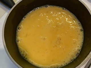 4、鸡蛋西红柿打卤面,三个鸡蛋搅拌均匀