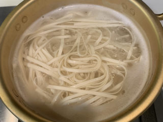 7、鸡蛋西红柿打卤面,另一边煮开水，放入面条开始煮