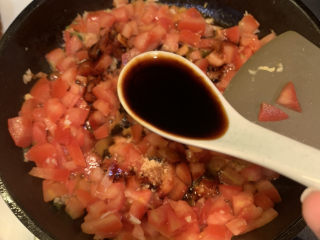 14、鸡蛋西红柿打卤面,放入1勺生抽，翻炒均匀