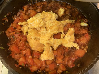 15、鸡蛋西红柿打卤面,放入煎好的蛋，翻炒均匀