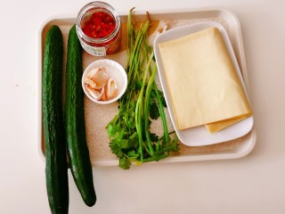 1、凉拌千张,食材准备好