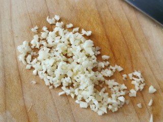 2、凉拌千张,蒜切碎