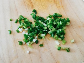 3、凉拌千张,香葱切圈