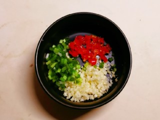 4、凉拌千张,蒜末 香葱 剁椒放到一个小碗里