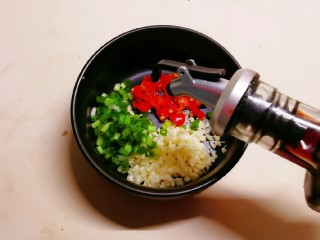 5、凉拌千张,倒入生抽 醋 蚝油 自制辣油