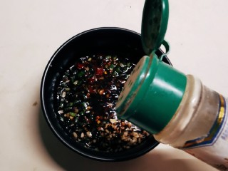 6、凉拌千张,放入胡椒粉