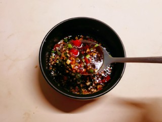 7、凉拌千张,搅拌均匀 备用