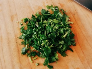 8、凉拌千张,香菜切小段