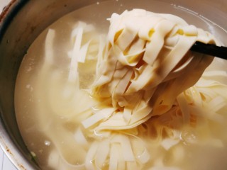 10、凉拌千张,放入开水中汆烫捞出