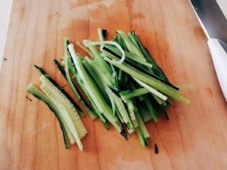 11、凉拌千张,黄瓜切丝