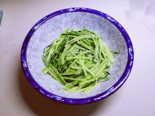 12、凉拌千张,放入拌菜盆里