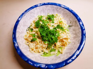 13、凉拌千张,继续放入千张 香菜