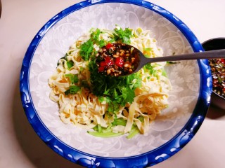 14、凉拌千张,放入之前调好的料汁