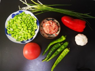 1、毛豆炒肉丝,食材备好