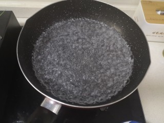 2、毛豆炒肉丝,锅中放入水烧开