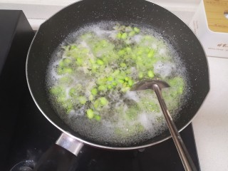 3、毛豆炒肉丝,放入毛豆仁焯水3分钟(很懒买剥好的豆米)
