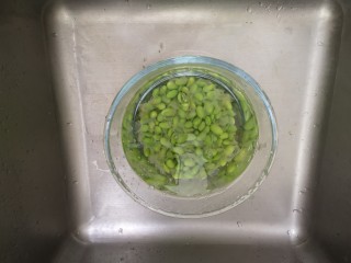 4、毛豆炒肉丝,分钟捞入凉水中