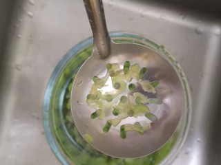 5、毛豆炒肉丝,去除豆衣