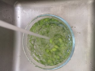 6、毛豆炒肉丝,清洗干净