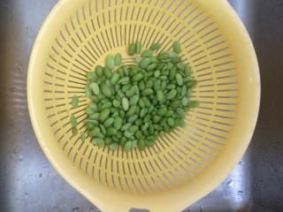 7、毛豆炒肉丝,过下水捞出放漏水篮沥下水