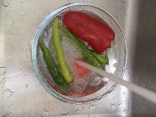 8、毛豆炒肉丝,清洗番茄,辣椒,葱