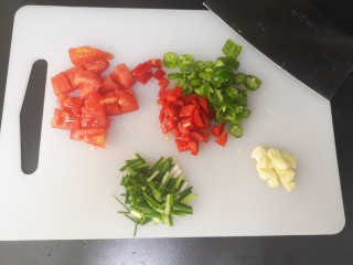 9、毛豆炒肉丝,蒜子拍碎,椒切小丁,番茄切小丁,葱切小段