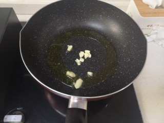 11、毛豆炒肉丝,油温热放拍蒜粒炒出蒜香味