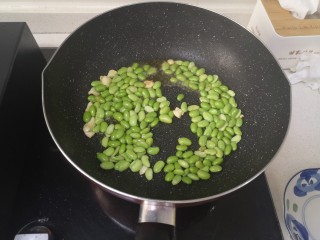 12、毛豆炒肉丝,放毛豆加少许水翻炒半分钟