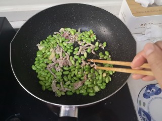 13、毛豆炒肉丝,放肉丝炒至断生