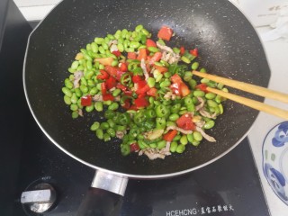 14、毛豆炒肉丝,放入青红椒粒,番茄粒炒1分钟