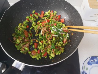 16、毛豆炒肉丝,继续炒收汁后关火,放入葱段翻炒几下