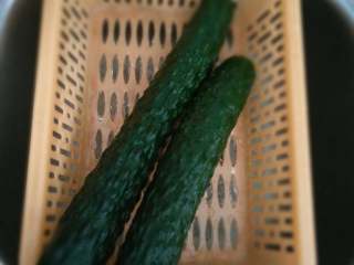 1、川菜，凉拌菜，凉拌黄瓜,先将2根新鲜的黄瓜去刺，用水冲洗干净为止。