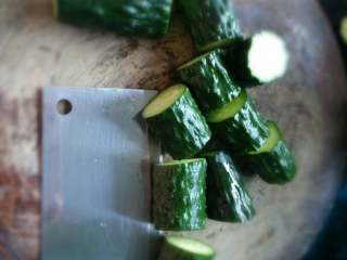 2、川菜，凉拌菜，凉拌黄瓜,然后将黄瓜切成小段，再拍开拍烂。