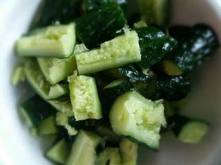 3、川菜，凉拌菜，凉拌黄瓜,再将拍烂的黄瓜装盘，下一步程序就是入味。