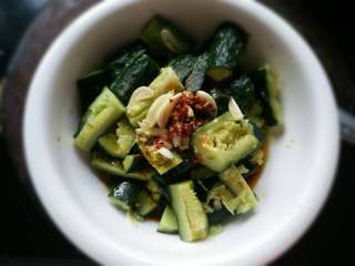 4、川菜，凉拌菜，凉拌黄瓜,将其装盘的黄瓜放入佐料，如大蒜，鸡精，醋，豆油，盐，白糖，辣子油。