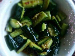 5、川菜，凉拌菜，凉拌黄瓜,最后将高温过后的花生油倒入装盘的黄瓜里，即可食用。