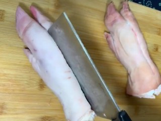 1、红烧猪蹄,准备猪蹄洗净一劈两半