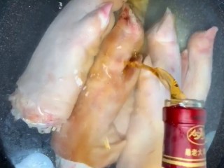 2、红烧猪蹄,凉水下锅加料酒