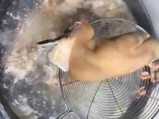 3、红烧猪蹄,煮出血沫捞出沥干水分