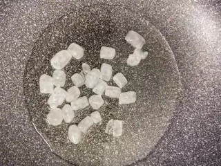 4、红烧猪蹄,起锅烧油放入冰糖