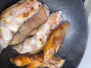 5、红烧猪蹄,炒至枣红色，下入猪蹄翻炒至上色