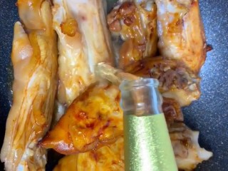 6、红烧猪蹄,加入半瓶啤酒