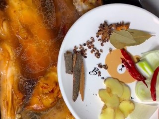 8、红烧猪蹄,放葱姜，八角，桂皮，香叶，花椒，干辣椒