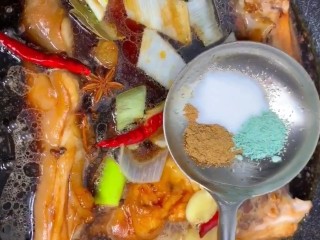 9、红烧猪蹄,放老抽，耗油，盐，鸡精，十三香调味